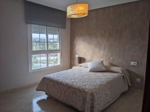 雷塔马尔ÁticoToyoAlmeria的一间卧室设有一张大床和一个窗户。