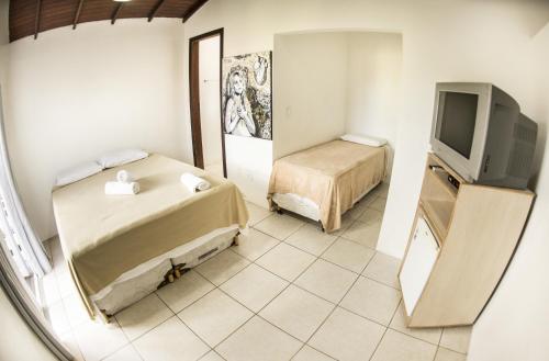 弗洛里亚诺波利斯Hi Adventure的小房间设有两张床和电视