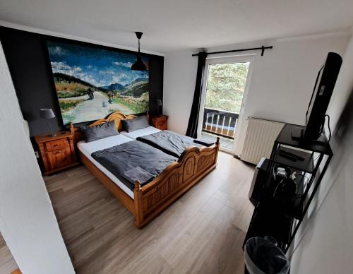 阿夫里茨蓝山酒店的一间卧室配有一张壁画大床
