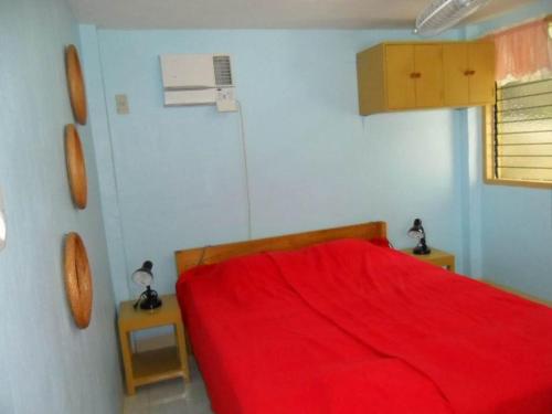 拉雷纳Karlsson's Guesthouse的一间卧室配有红色的床和2个床头柜