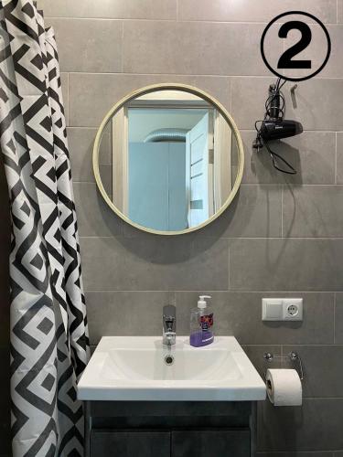 哈尔科夫Studio Aparment的一间带水槽和镜子的浴室