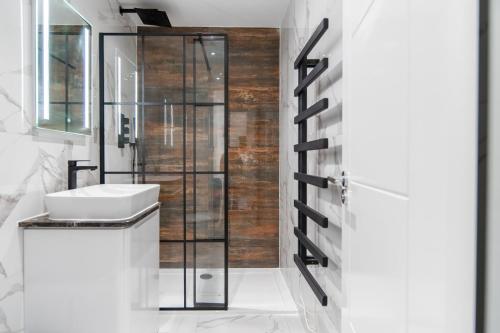 罗姆福特Livestay-Modern Apartments in Romford near Elizabeth Line的一间带水槽和淋浴的浴室