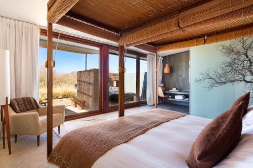 圣佩德罗·德·阿塔卡马Tierra Atacama的一间卧室设有一张大床和一个大窗户