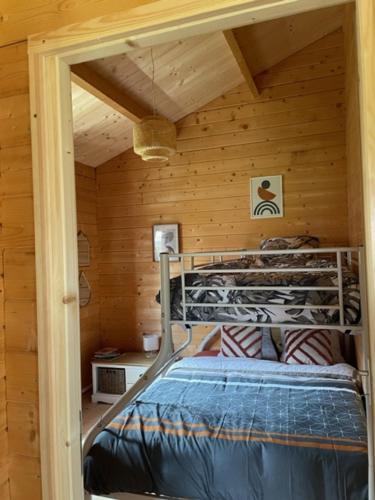 GiromagnyÔ Village的小屋内一间卧室配有一张双层床