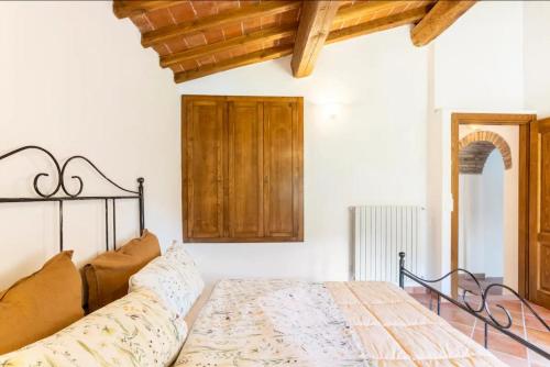 卡尔奇Olive House Tuscany的一间卧室设有一张床和木制天花板