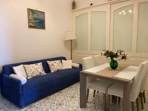 卡普里Capri Suite Dreams的客厅配有蓝色的沙发和桌子