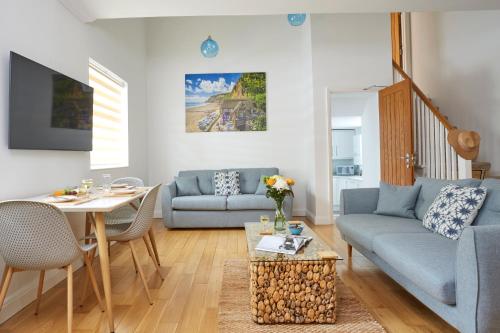 尚克林Shanklin Villa的客厅配有沙发和桌子
