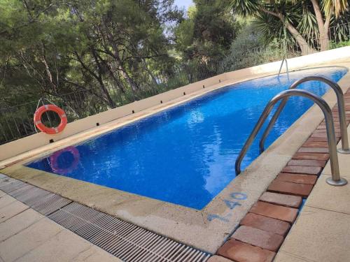 阿尔阿马德穆尔西亚Hotel La Mariposa的一个带金属扶手的蓝色小游泳池