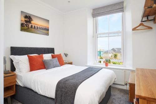 尚克林Shanklin Villa Aparthotel的一间卧室设有一张大床和一个窗户。
