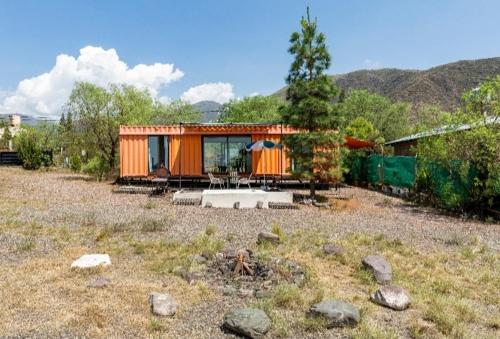 门多萨Mendoza San Isidro Cabaña的一座位于山地的橙色小房子