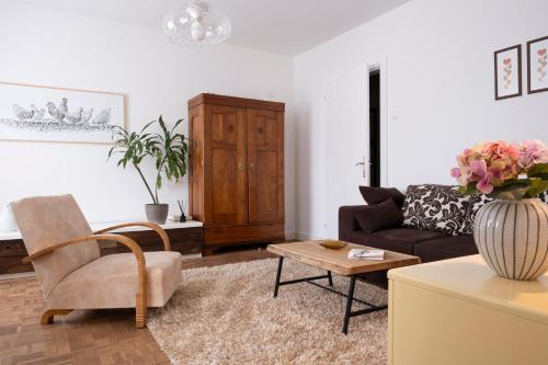 摩拉瓦托普利采Passero Holiday House的客厅配有沙发和桌子
