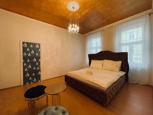 维也纳Venus Apartment的一间卧室配有一张床、一张桌子和一个吊灯。
