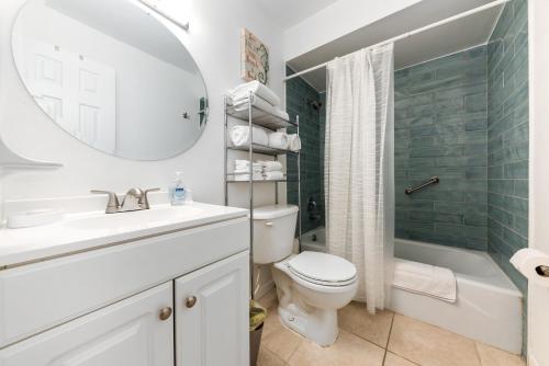 克利尔沃特Beach Villa A的一间带水槽、卫生间和镜子的浴室