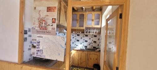 列城Achina的厨房配有木制橱柜和玻璃门