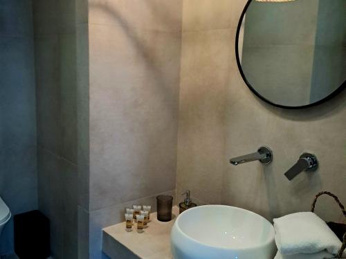 佩弗卡里卡帕西海滩酒店的一间带水槽和镜子的浴室
