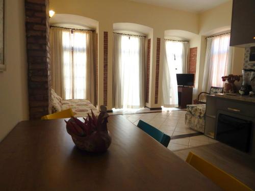 萨尔瓦多索尔卡尔穆套房公寓的带桌子的厨房和带窗户的客厅