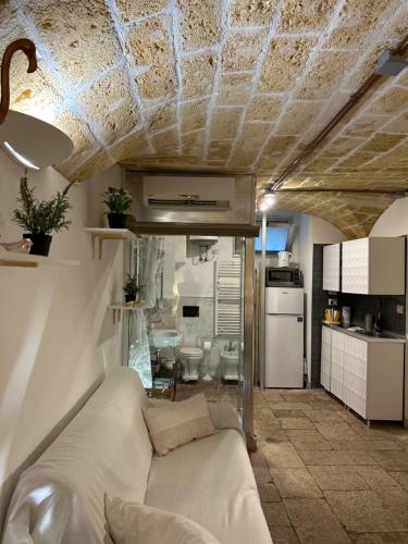 巴里Loft Piccinni nel cuore di Bari的带沙发的客厅和厨房