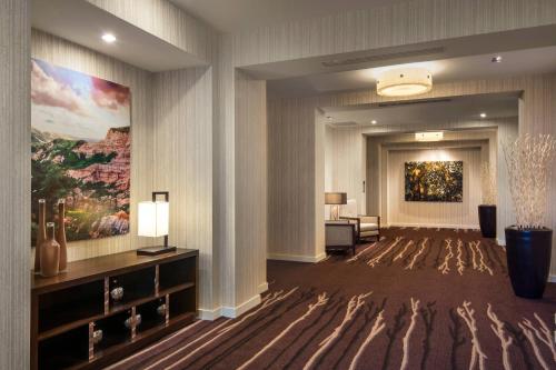 尔湾尔湾光谱万怡酒店的酒店大堂墙上有一幅大画