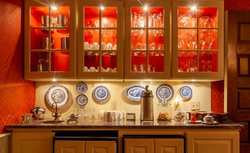 纽波特常青藤小屋酒店的厨房配有蓝白板和橱柜