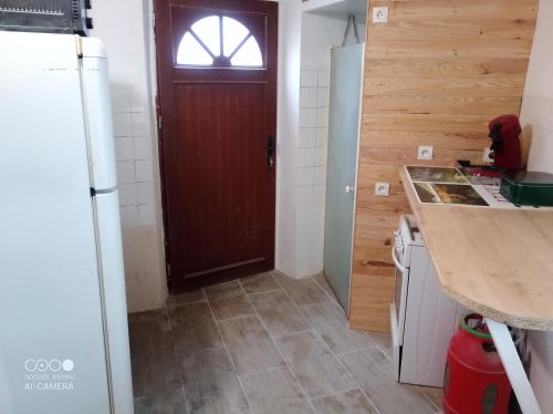 Saint-Laurent-de-NesteChambre à petit budget pour personne simple的厨房设有木门和柜台。