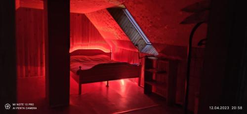 尤尔马拉Varnukroga House的红色的房间,配有红色灯床