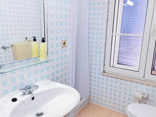 ConceiçãoGarden's Nest - North Villa的浴室配有白色水槽和卫生间。