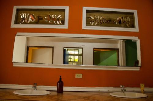 博卡斯德尔托罗西班牙海滨酒店 - 博卡斯的浴室设有2个水槽和镜子