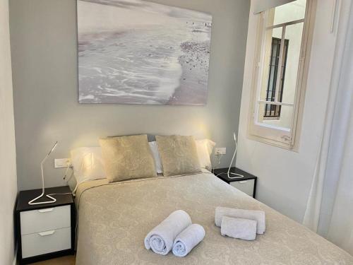巴塞罗那2 BDR EIXAMPLE APARTMENT的一间卧室配有一张床,上面有两条毛巾