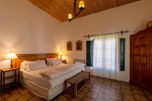 普尔马马尔卡埃尔曼娜提尔德尔锡伦西奥酒店的一间卧室设有一张大床和一个窗户。