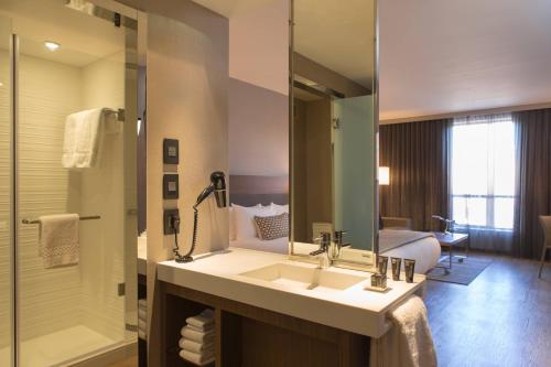 堪萨斯城AC Hotel Kansas City Plaza的一间带水槽和淋浴的浴室