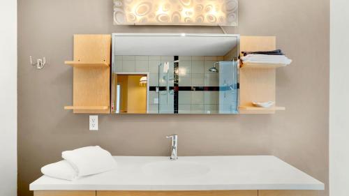 卢嫩堡侯姆珀特汽车旅馆的一间带水槽和镜子的浴室