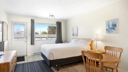 卢嫩堡侯姆珀特汽车旅馆的一间卧室配有一张床、一张桌子和一张书桌