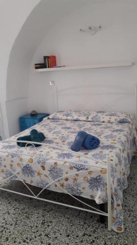 奥斯图尼Muri de mainè的一张带被子和两顶帽子的床