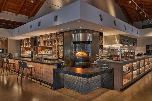 索诺玛The Lodge at Sonoma Resort, Autograph Collection的餐厅设有1间带椅子和壁炉的酒吧