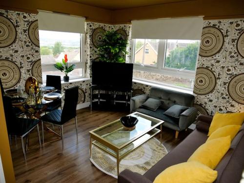 罗瑟勒姆Stunningly Opulent Gold Apartment Near Sheffield FULL SKY TV的客厅配有沙发和桌子