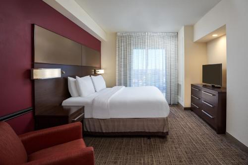 费城费城机场万豪原住客栈的酒店客房带一张大床和一把椅子