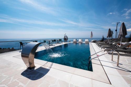 希马拉Casa Del Sol - Luxury Villas的度假村内带喷泉的游泳池