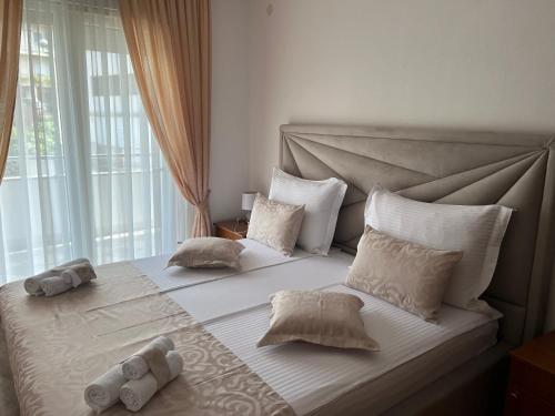 斯塔布鲁克Apartments Magdalena的卧室配有一张带白色床单和枕头的大床。