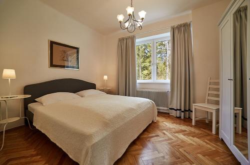 沃尔特湖畔佩莎赫Seeappartements Eden的一间卧室设有一张床和一个窗口