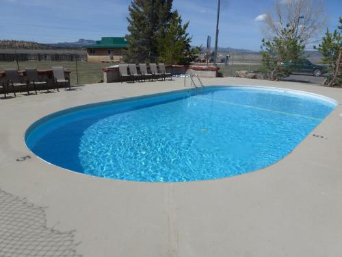布莱斯峡谷布莱斯峡谷度假村的周围设有椅子的大型蓝色游泳池