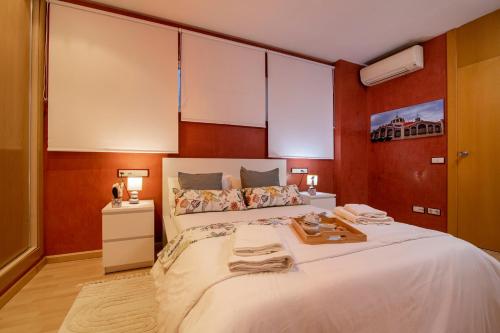 瓦伦西亚Grand Villa的卧室配有白色床单和白色大床