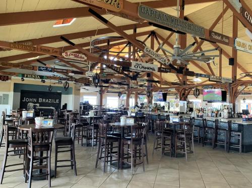 新肖雷汉姆Ballard's Beach Resort的餐厅内带桌椅的用餐室