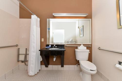 橘园杰克逊橙园费尔菲尔德客栈的一间带卫生间、水槽和镜子的浴室
