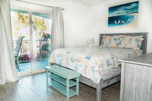 格雷斯湾Island Club Turks & Grace Bay Place的一间卧室配有一张床,享有海景
