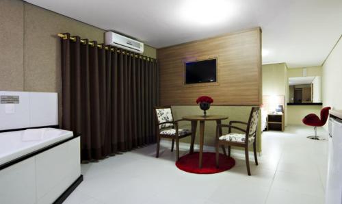 乌穆阿拉马ROMA'S HOTEL的配有桌椅和厨房的房间