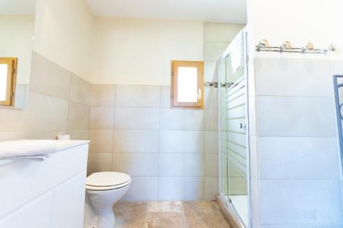 穆斯捷-圣玛丽"Les Lauriers" chambre d'hôtes indépendante avec terrasse privée的一间带卫生间和淋浴的浴室