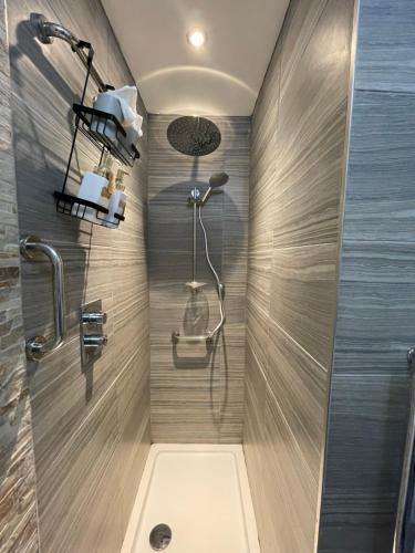 法夫Saorsa House Culross的带淋浴喷头的浴室