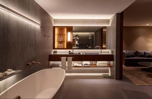 圣保罗Hotel Fasano Sao Paulo Itaim的带浴缸和盥洗盆的浴室