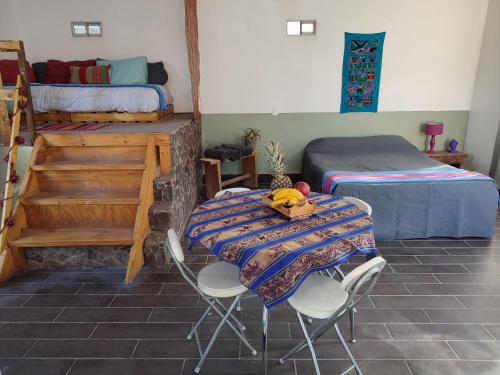 圣佩德罗·德·阿塔卡马Cabañas Rica-Rica Lodge的一间房间,桌子上摆放着泰迪熊