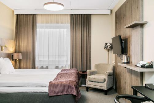 韦斯特罗斯贝斯特韦斯特塔酒店的配有一张床和一把椅子的酒店客房